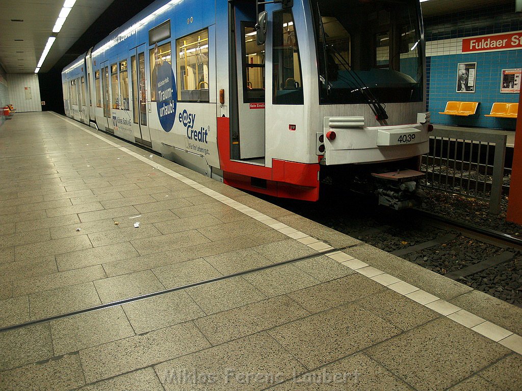 Person unter Bahn Koeln Hoehenberg Fuldaerstr P87.JPG